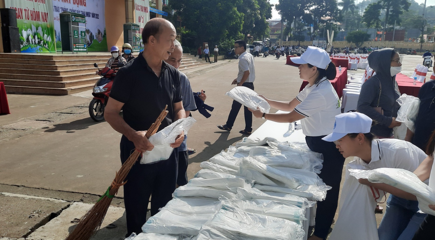 Phát túi nilon thân thiện với môi trường cho người dân. Lạng Sơn tích cực hưởng ứng phong trào “Chống rác thải nhựa”