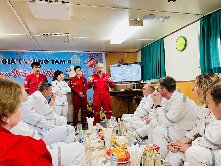 Đoàn cán bộ, chuyên gia Gazprom thăm và trao đổi kinh nghiệm tại Vietsovpetro