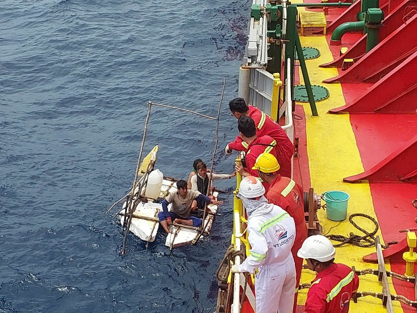 Tàu PVT Neptune của Tổng công ty PVTrans cứu hộ ngư dân Myanmar gặp nạn trên biển