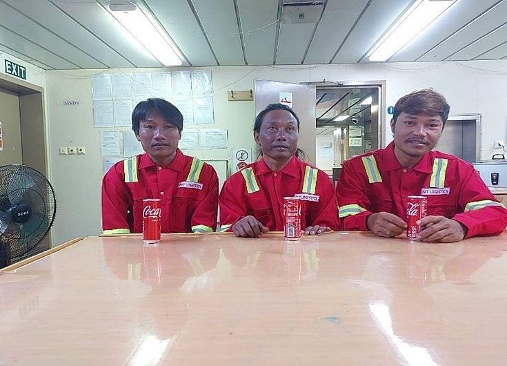 Tàu PVT Neptune của Tổng công ty PVTrans cứu hộ ngư dân Myanmar gặp nạn trên biển