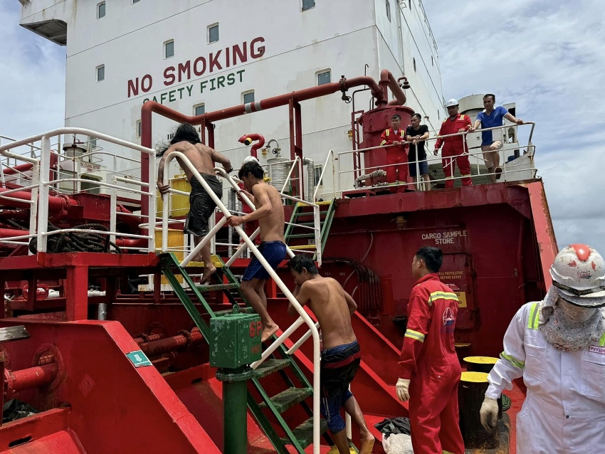 Tàu PVT Neptune của Tổng công ty PVTrans cứu hộ ngư dân Myanmar gặp nạn trên biển