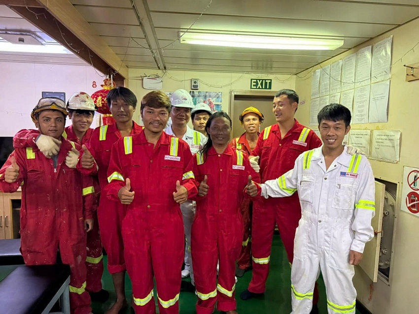 Tàu PVT Neptune của Tổng công ty PVTrans cứu hộ ngư dân Myanmar gặp nạn trên biển