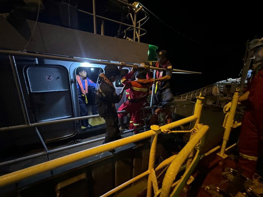 Tàu PVT Neptune của Tổng công ty PVTrans cứu hộ ngư dân Myanmar gặp nạn trên biển