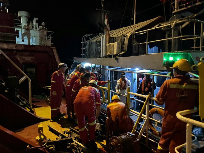 Tàu PVT Neptune của Tổng công ty PVTrans cứu hộ ngư dân Myanmar gặp nạn trên biển