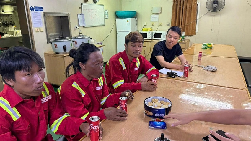 Tàu PVT Neptune của Tổng công ty PVTrans cứu hộ ngư dân Myanmar gặp nạn trên biển