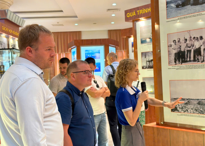 Đoàn cán bộ, chuyên gia Gazprom thăm và trao đổi kinh nghiệm tại Vietsovpetro