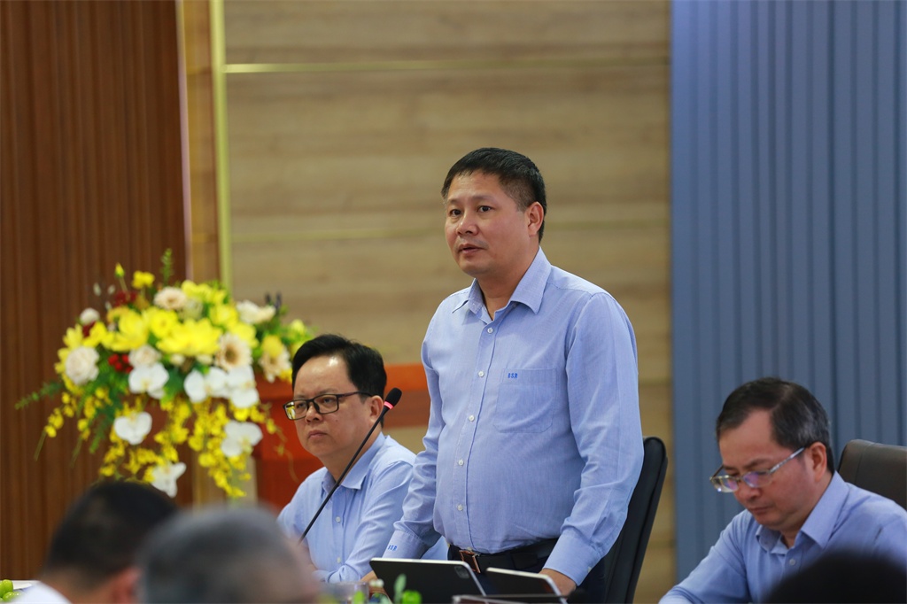 Ông Bùi Ngọc Dương - Tổng Giám đốc BSR báo cáo về hoạt động sản xuất kinh doanh của đơn vị với đoàn giám sát.