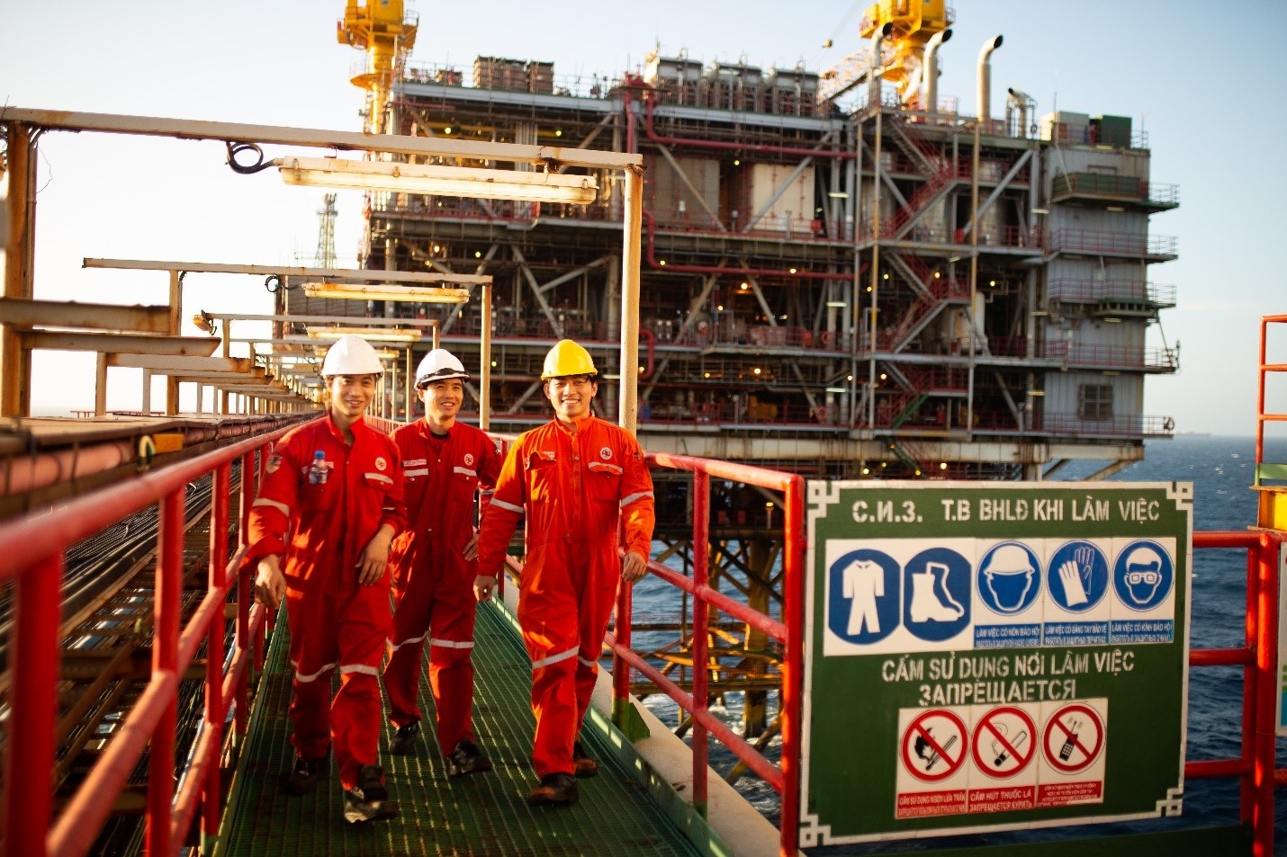 Thực hiện ngay các biện pháp đảm bảo an toàn cho người và thiết bị trên các công trình biển và công trình bờ