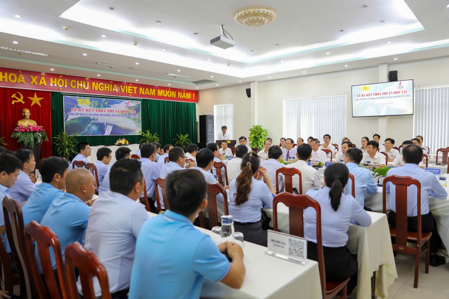 Toàn cảnh buổi lễ ký kết giữa S3A và thuỷ điện Đakđrinh. NMTĐ Đakđrinh và NMTĐ Sê San 3A ký kết hợp tác về cung cấp dịch vụ vận hành, bảo dưỡng, sửa chữa