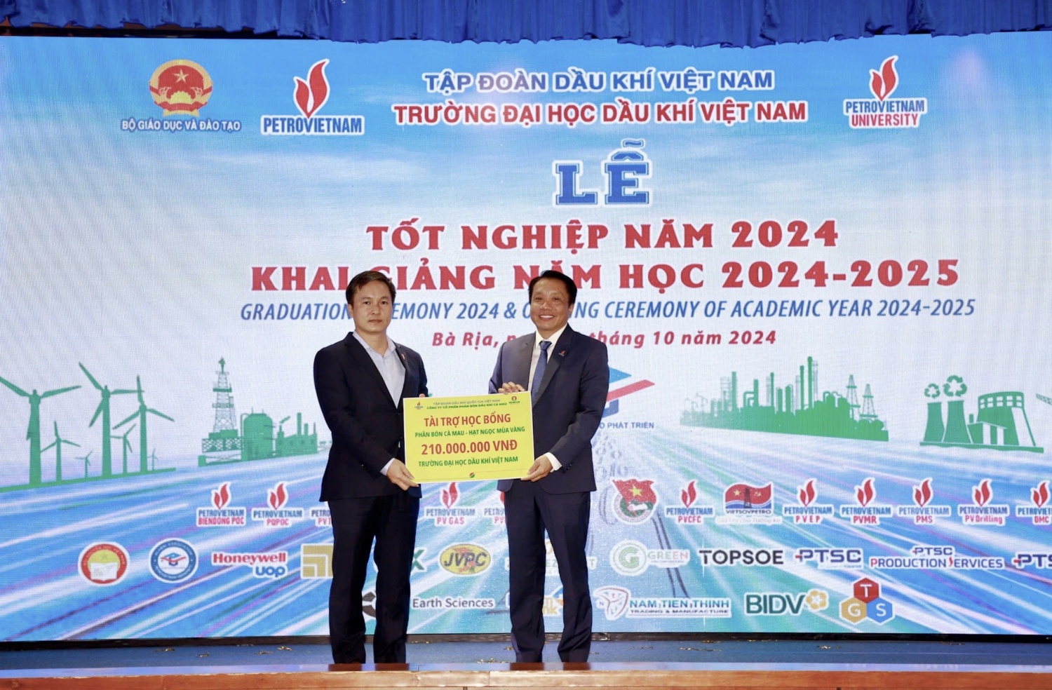 Phân bón Cà Mau - 8 năm vững bước đồng hành cùng giáo dục Đại học Dầu khí Việt Nam