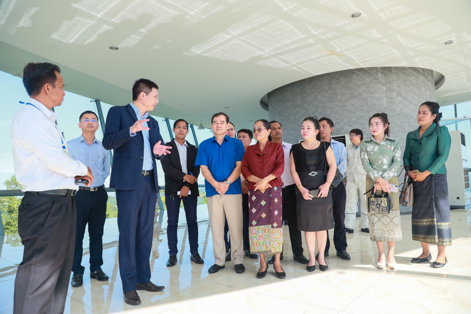 Phó Tổng Giám đốc BSR Mai Tuấn Đạt giới thiệu về quy trình hoạt động, vận hành NMLD Dung Quất với đoàn công tác.