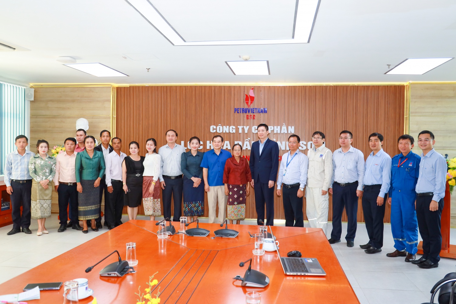 Ủy ban Mặt trận Lào xây dựng đất nước tỉnh Sê Kông đến thăm và làm việc tại NMLD Dung Quất