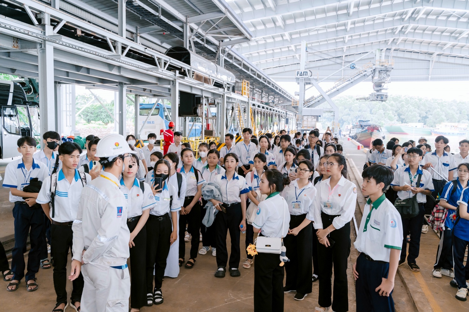 Phân bón Cà Mau trao 200 suất học bổng tới học sinh tỉnh Cà Mau 5