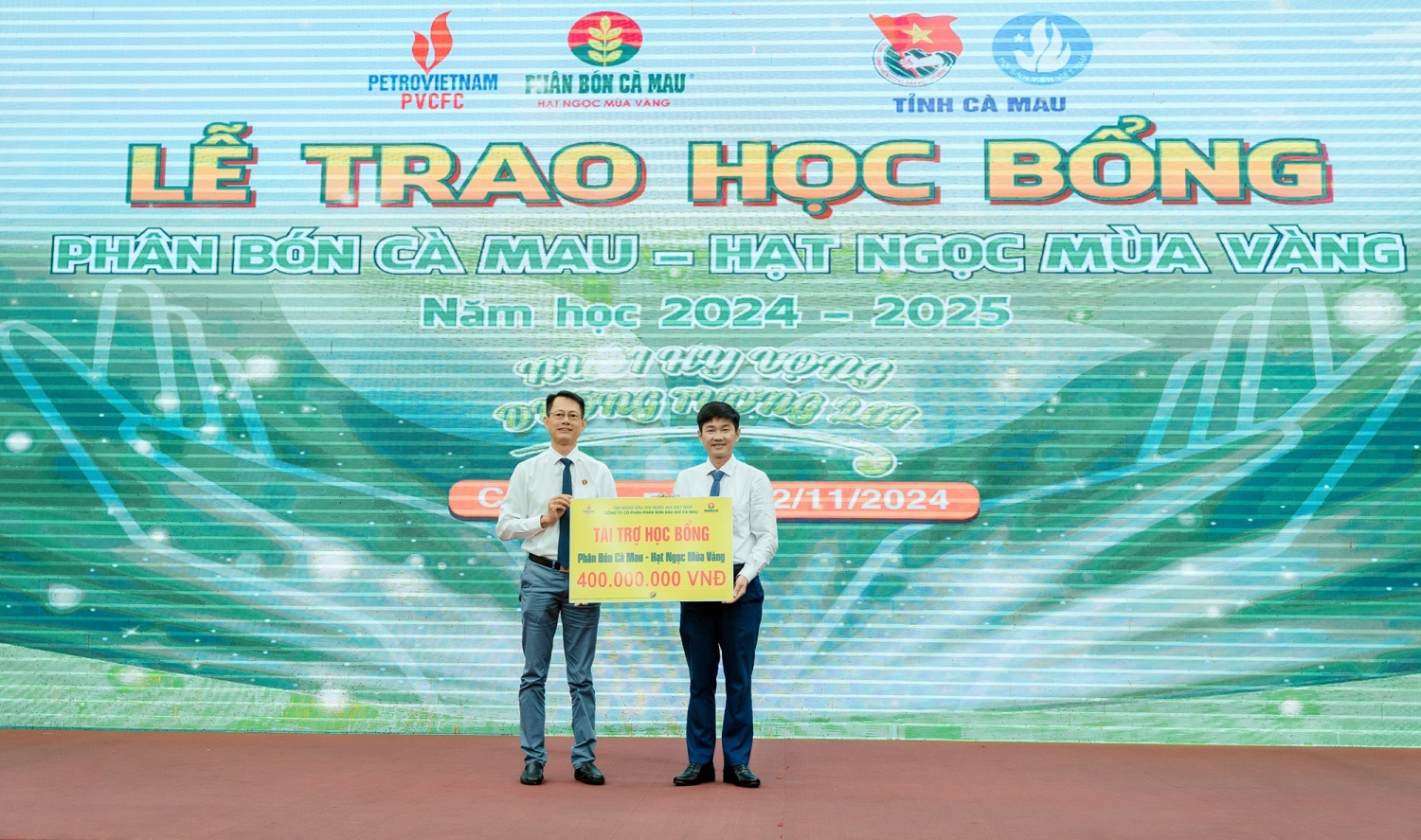 Phân bón Cà Mau trao 200 suất học bổng tới học sinh tỉnh Cà Mau