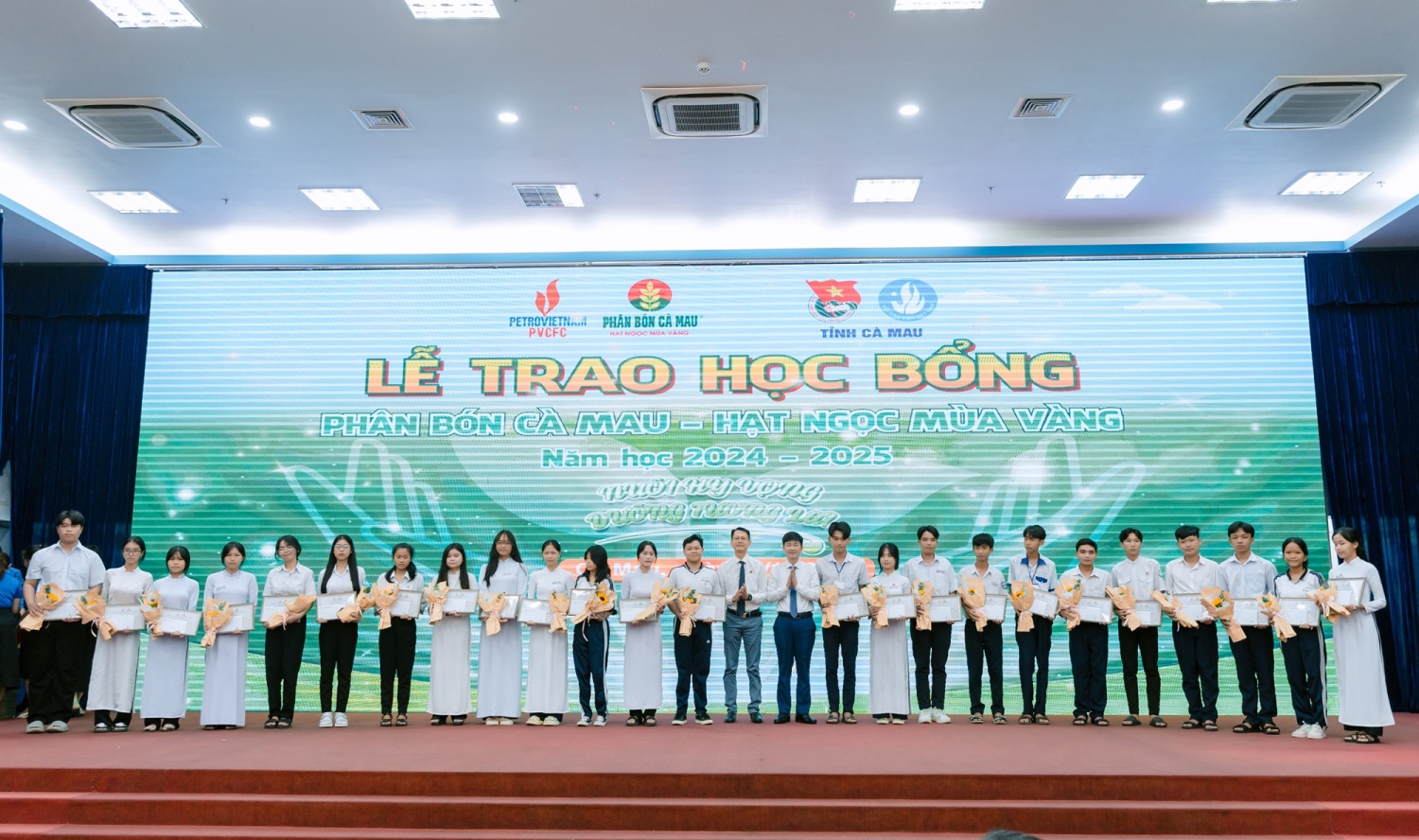 Phân bón Cà Mau trao 200 suất học bổng tới học sinh tỉnh Cà Mau 2