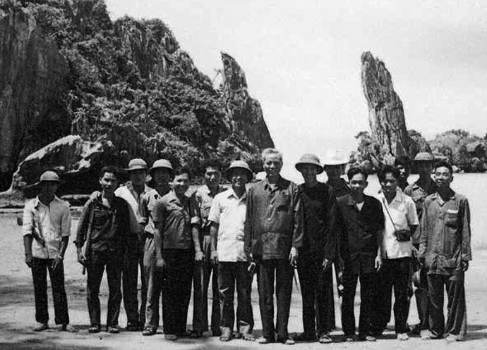 Bộ trưởng Đinh Đức Thiện phụ trách công tác dầu khí (giữa), Phó chủ nhiệm Tổng cục Dầu mỏ và Khí đốt Lê Văn Cự (áo trắng) và Trưởng phòng Kỹ thuật của Công ty Dầu khí miền Nam Ngô Thường San trong chuyến xem xét bờ biển (Hòn Phụ Tử, tỉnh Hà Tiên, tháng 4/1976) - Ảnh tư liệu