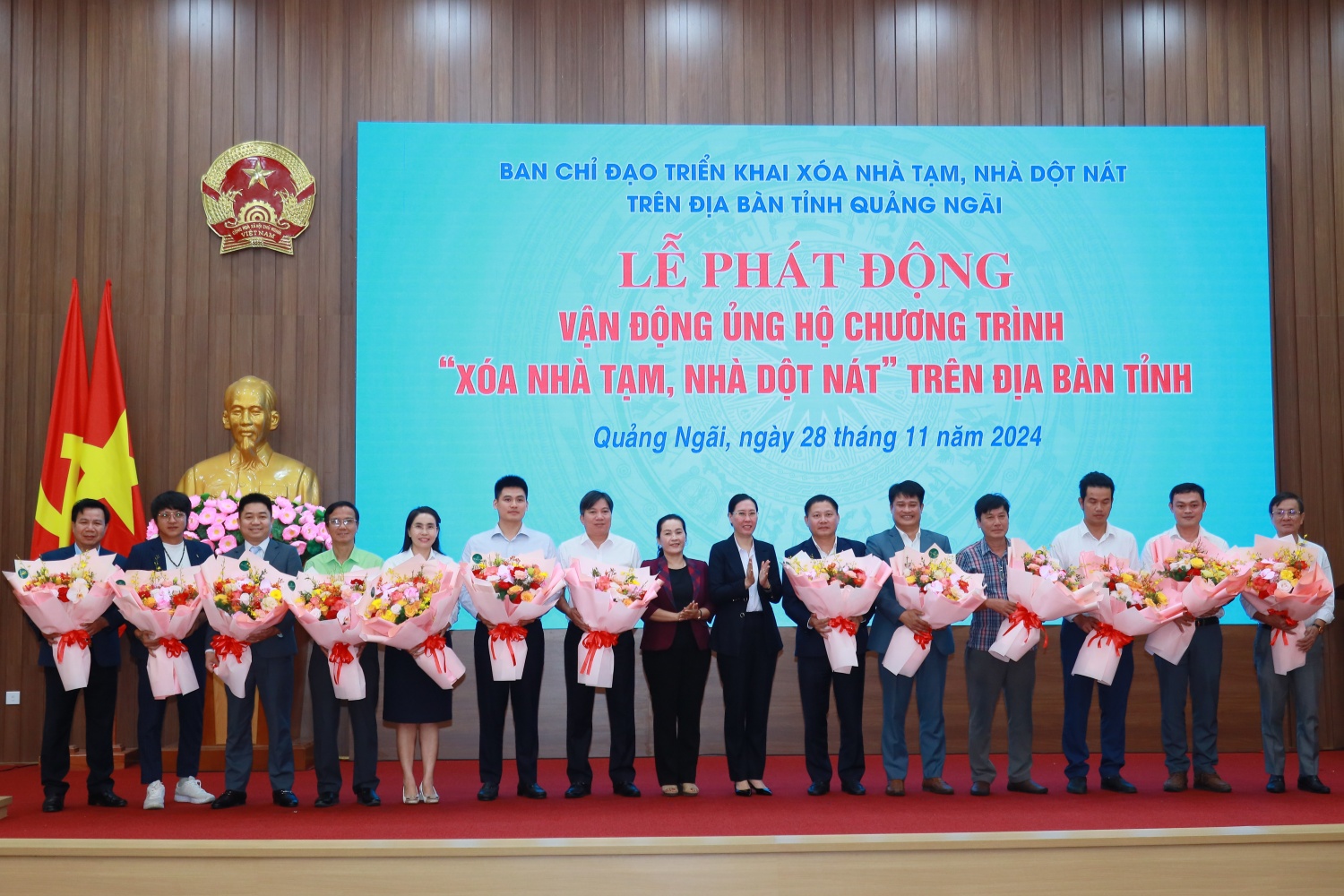Ban lãnh đạo tỉnh Quảng Ngãi tặng hoa cảm ơn các đơn vị, doanh nghiệp, địa phương đã ủng hộ cho chương trình.