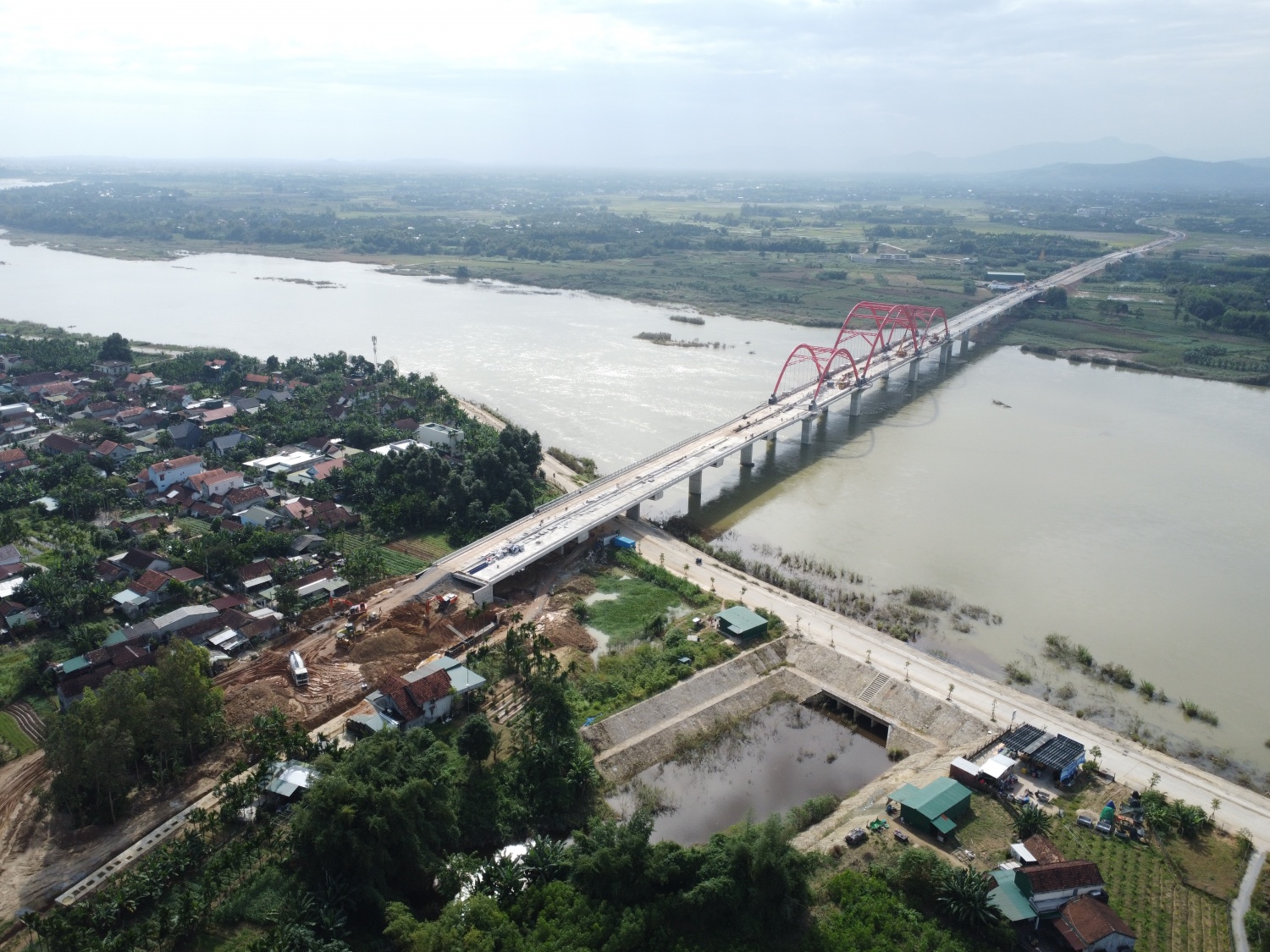 Cầu Trà Khúc 3 có tổng chiều dài tuyến là 2,55km, trong đó phần cầu dài hơn 708m và đường dẫn dài hơn 1,8km. Cầu có tổng mức đầu tư 850 tỉ đồng với ngân sách Trung ương là 525 tỷ đồng và phần còn lại là ngân sách của tỉnh Quảng Ngãi.