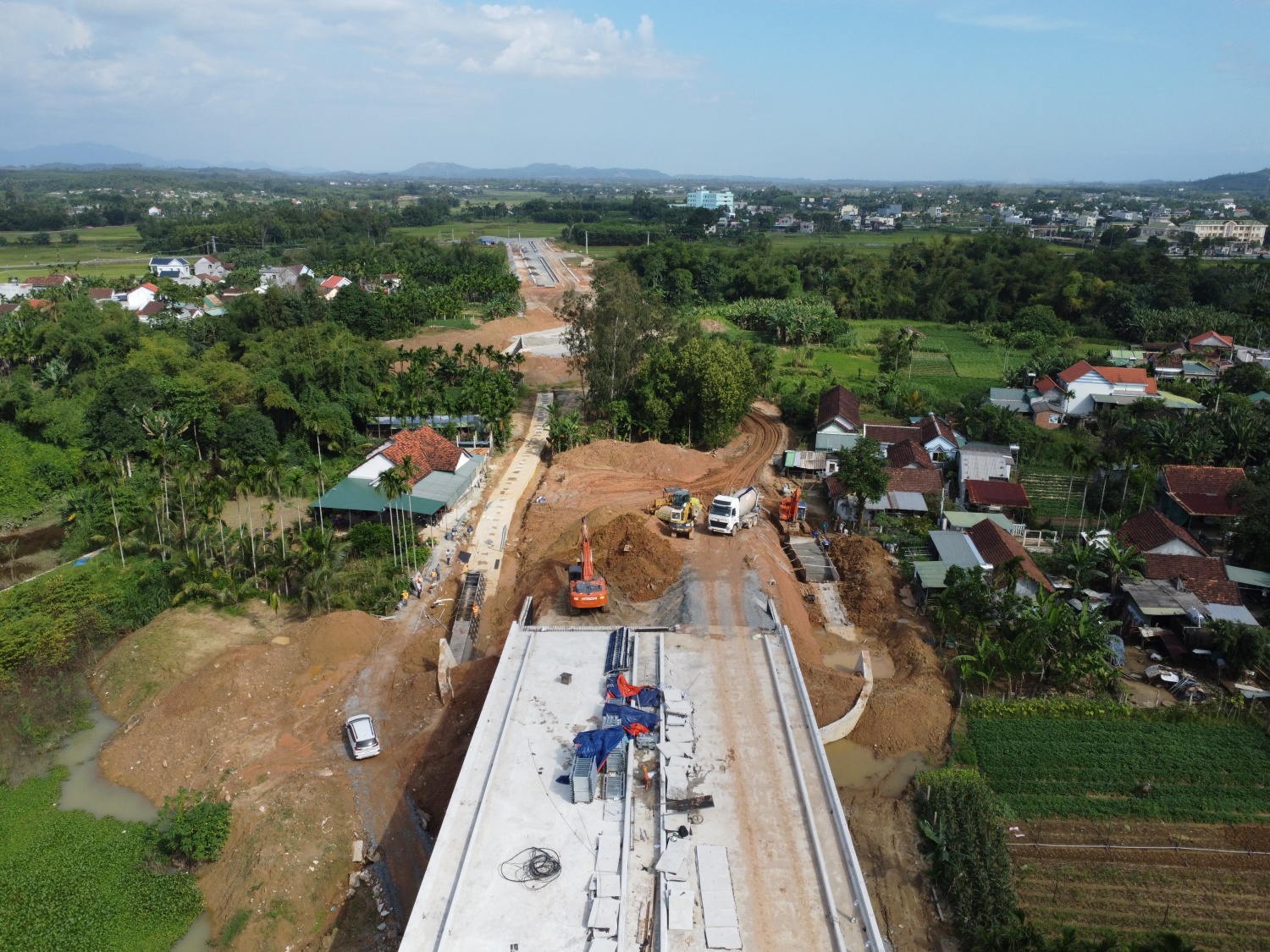 Dự án hiện gặp vướng mắc trong công tác giải phóng mặt bằng. Thông tin từ Ban Quản lý dự án đầu tư xây dựng các công trình giao thông Quảng Ngãi, hiện dự án còn vướng 1 hộ dân thuộc xã Tịnh Hà, huyện Sơn Tịnh chưa bàn giao mặt bằng khiến việc thi công đường dẫn lên cầu chưa thể thực hiện.