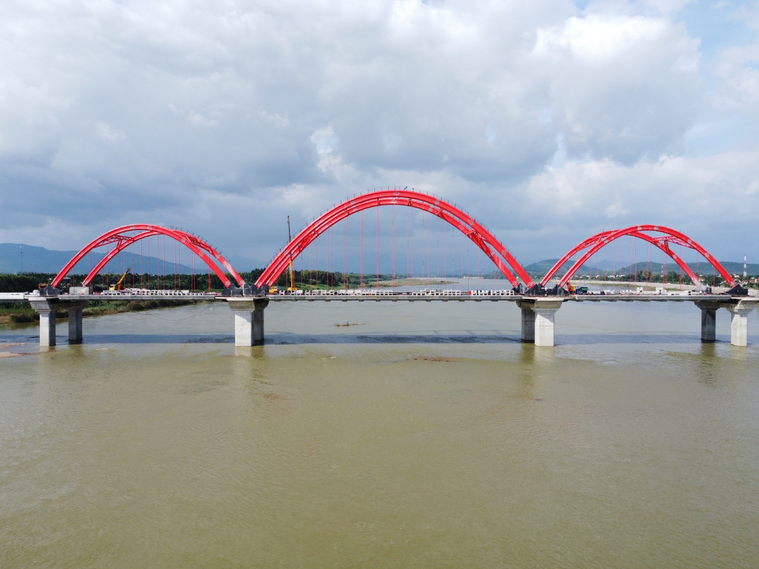 Ba nhịp vòm ống thép nhồi bê tông để căng, kéo cáp chịu lực của Cầu Trà Khúc 3 đã hoàn thành. Đường dẫn lên cầu hiện cơ bản hoàn thành hệ thống thoát nước, đắp đất nền đường, cấp phối đá dăm…