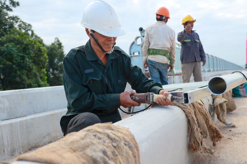Tại công trường, các công nhân đang khẩn trương thực hiện các hạng mục của dự án.