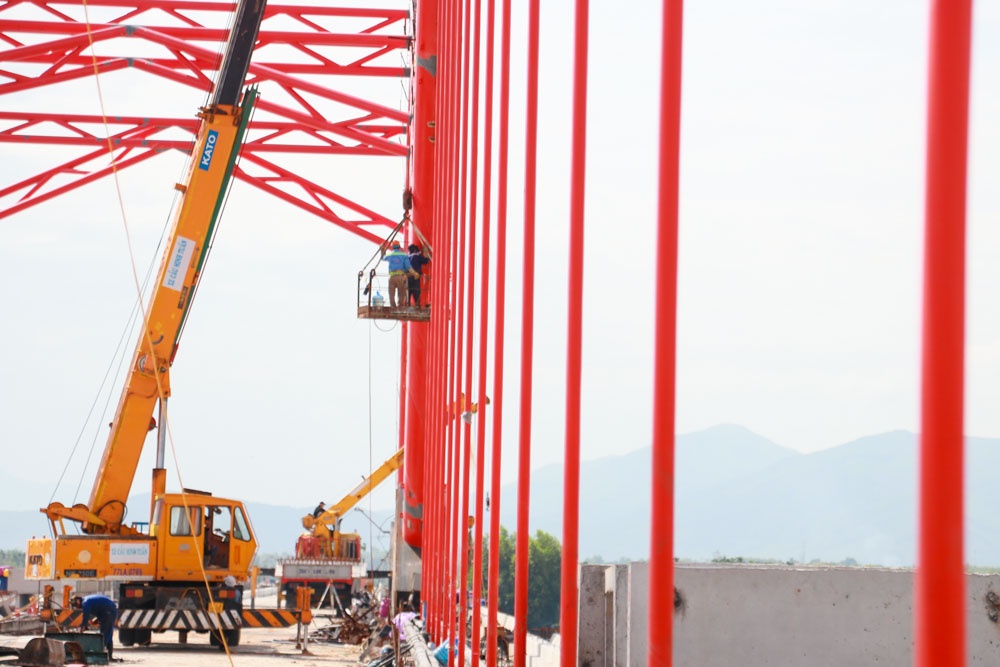 Do việc thi công trong thời tiết bất lợi, hiện các công việc thực hiện đang tập trung vào thi công phần cầu. Đối với phần đường dẫn lên cầu, sau khi ngừng mưa, liên doanh nhà thầu sẽ tiếp tục tăng tốc hoàn thành.