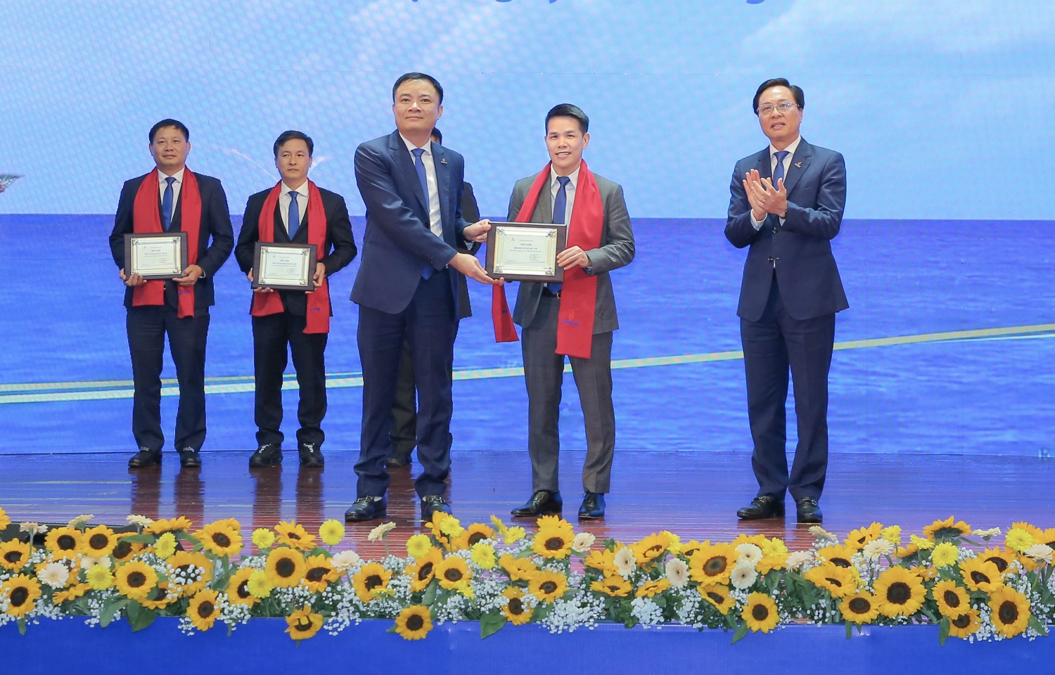 PV GAS nhận vinh danh của Petrovietnam cho đơn vị điển hình xuất sắc của Tập đoàn PV GAS nhận vinh danh của Petrovietnam cho đơn vị điển hình xuất sắc của Tập đoàn