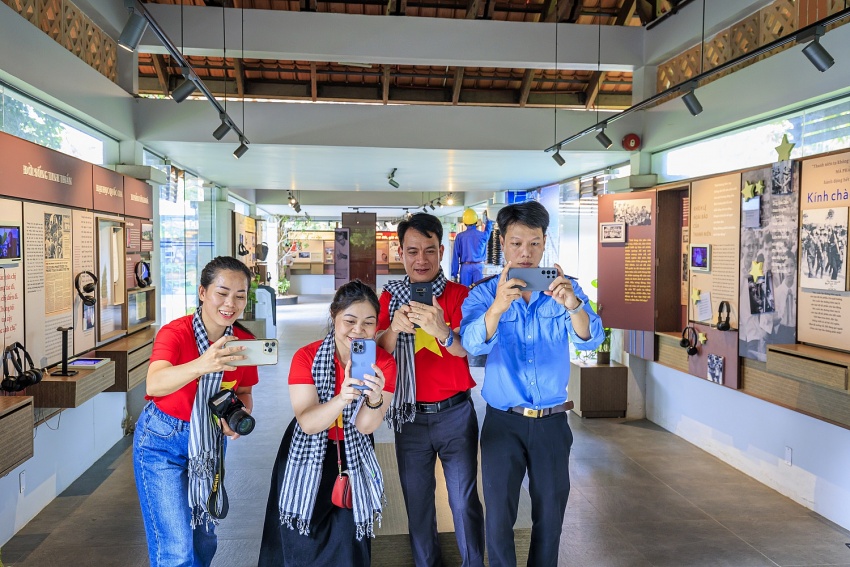 Vietsovpetro tổ chức chương trình đi thực tế tìm hiểu và thu thập thông tin để viết tin bài