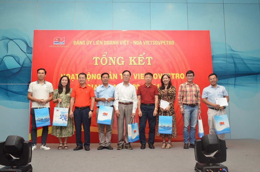 Vietsovpetro tổ chức chương trình đi thực tế tìm hiểu và thu thập thông tin để viết tin bài