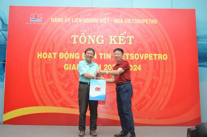 Vietsovpetro tổ chức chương trình đi thực tế tìm hiểu và thu thập thông tin để viết tin bài