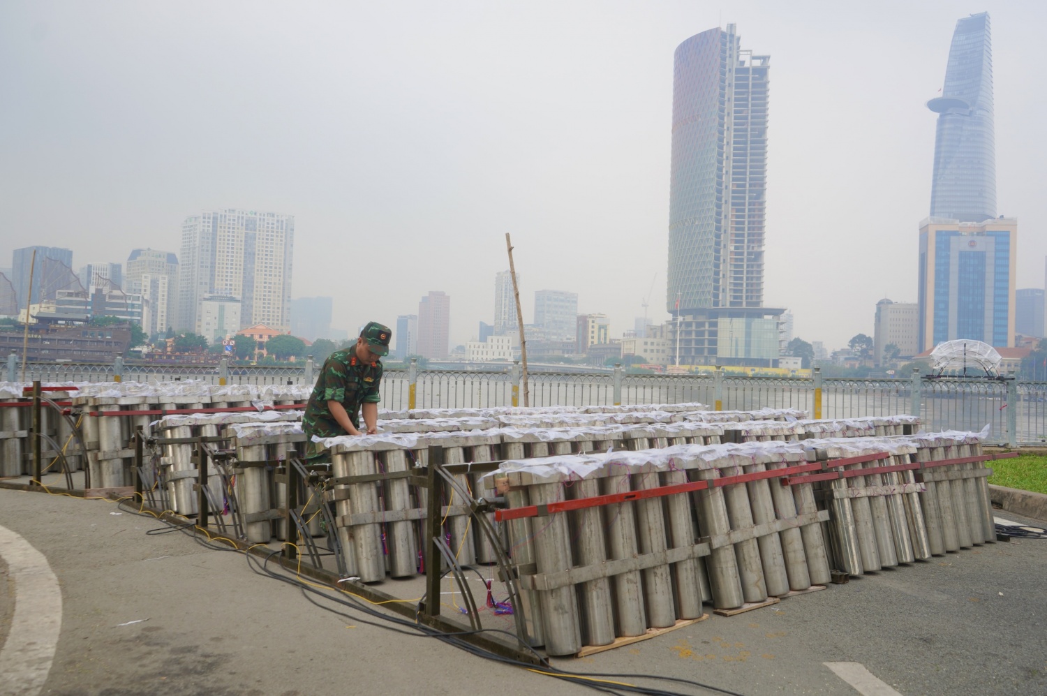 [Chùm ảnh] Trận địa pháo hoa đón năm mới 2025 tại TP HCM sẵn sàng chờ khai hỏa
