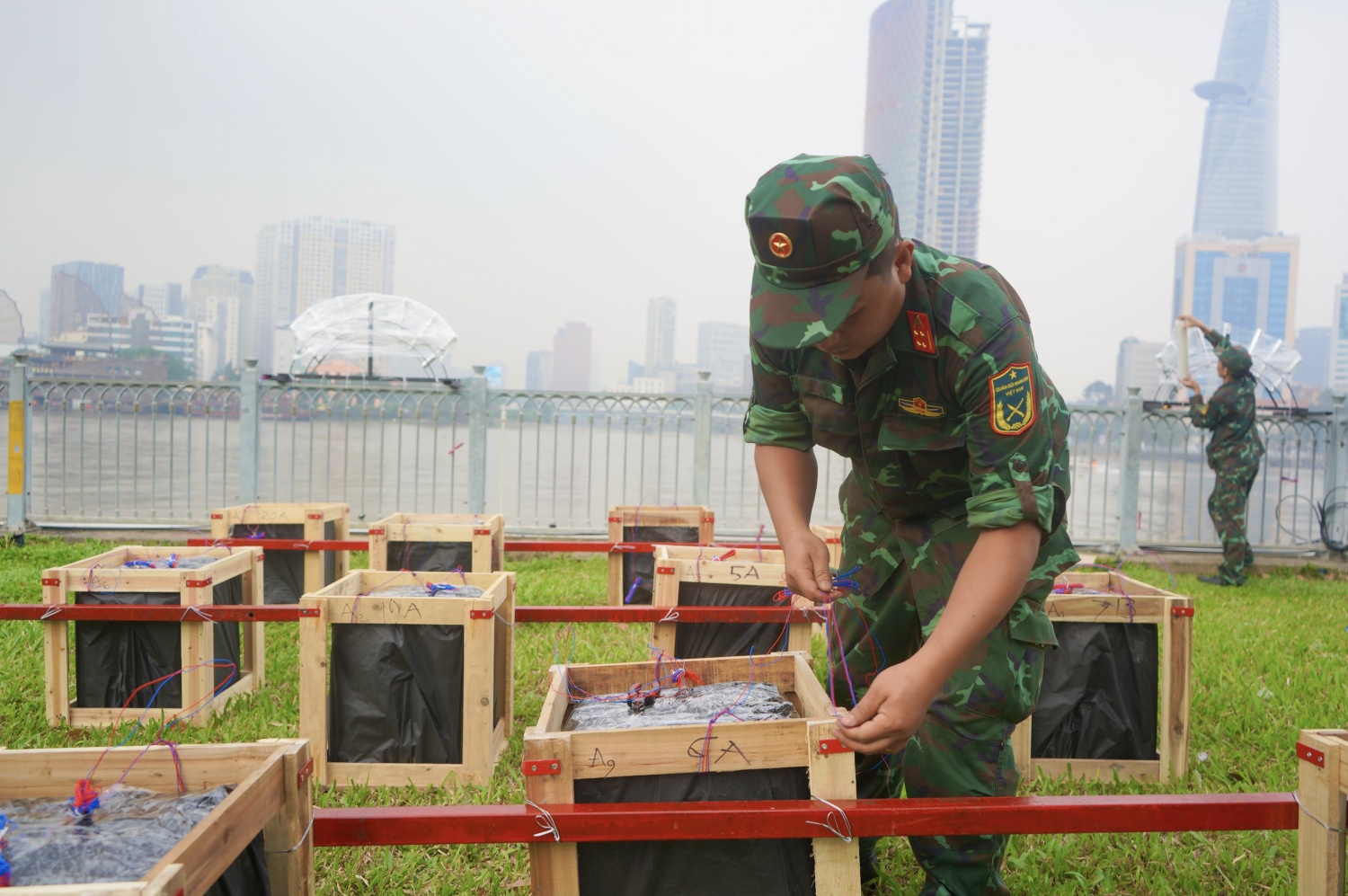 [Chùm ảnh] Trận địa pháo hoa đón năm mới 2025 tại TP HCM sẵn sàng chờ khai hỏa