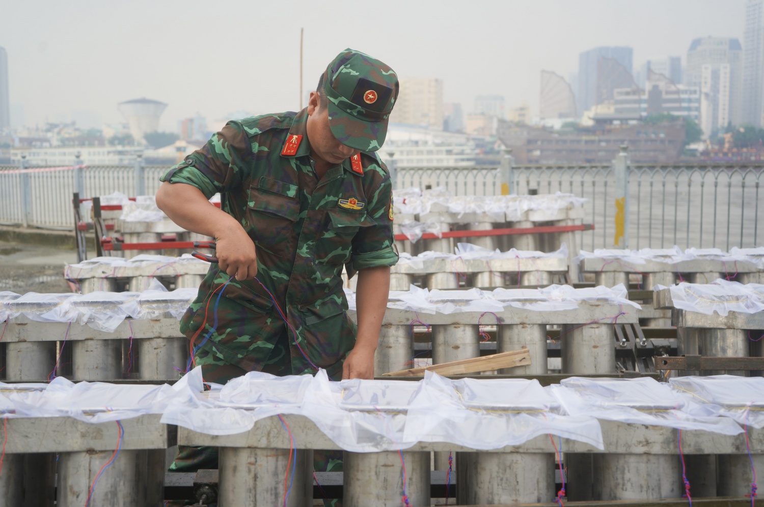 [Chùm ảnh] Trận địa pháo hoa đón năm mới 2025 tại TP HCM sẵn sàng chờ khai hỏa