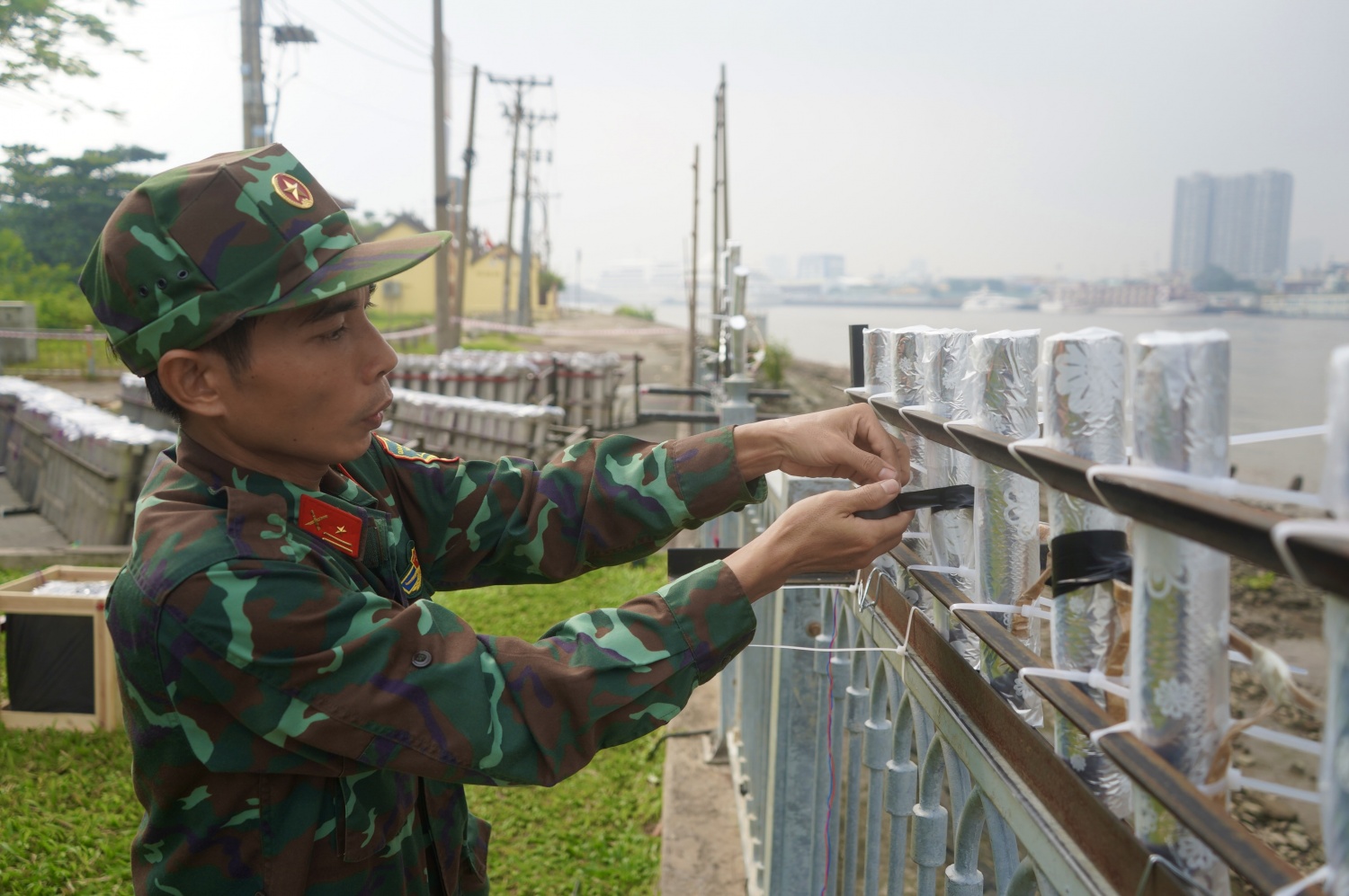 [Chùm ảnh] Trận địa pháo hoa đón năm mới 2025 tại TP HCM sẵn sàng chờ khai hỏa