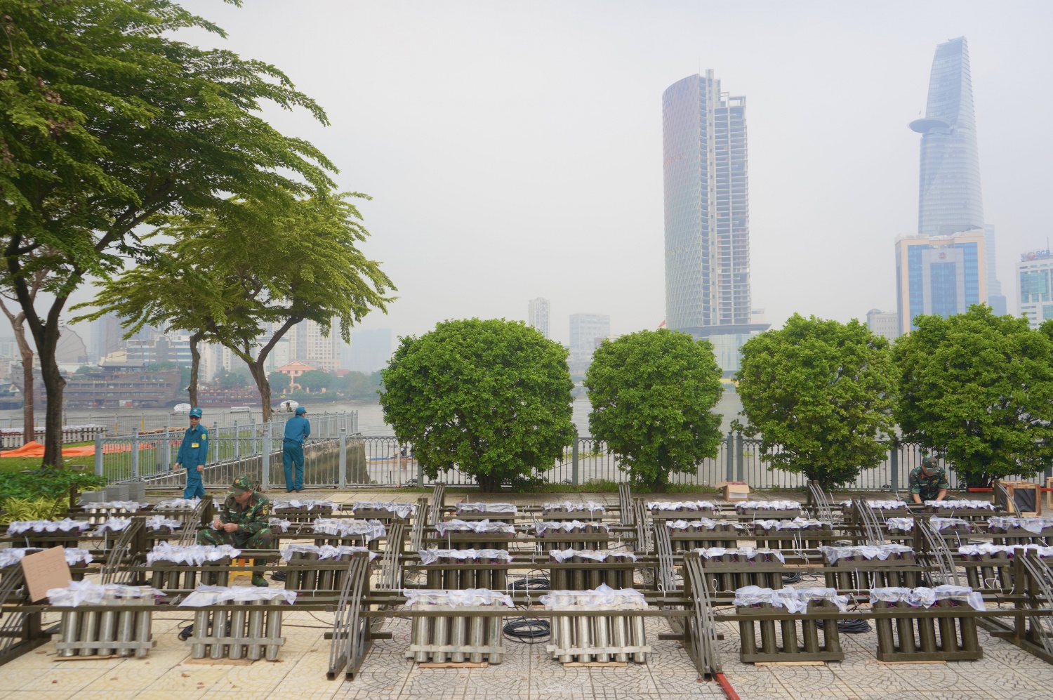 [Chùm ảnh] Trận địa pháo hoa đón năm mới 2025 tại TP HCM sẵn sàng chờ khai hỏa