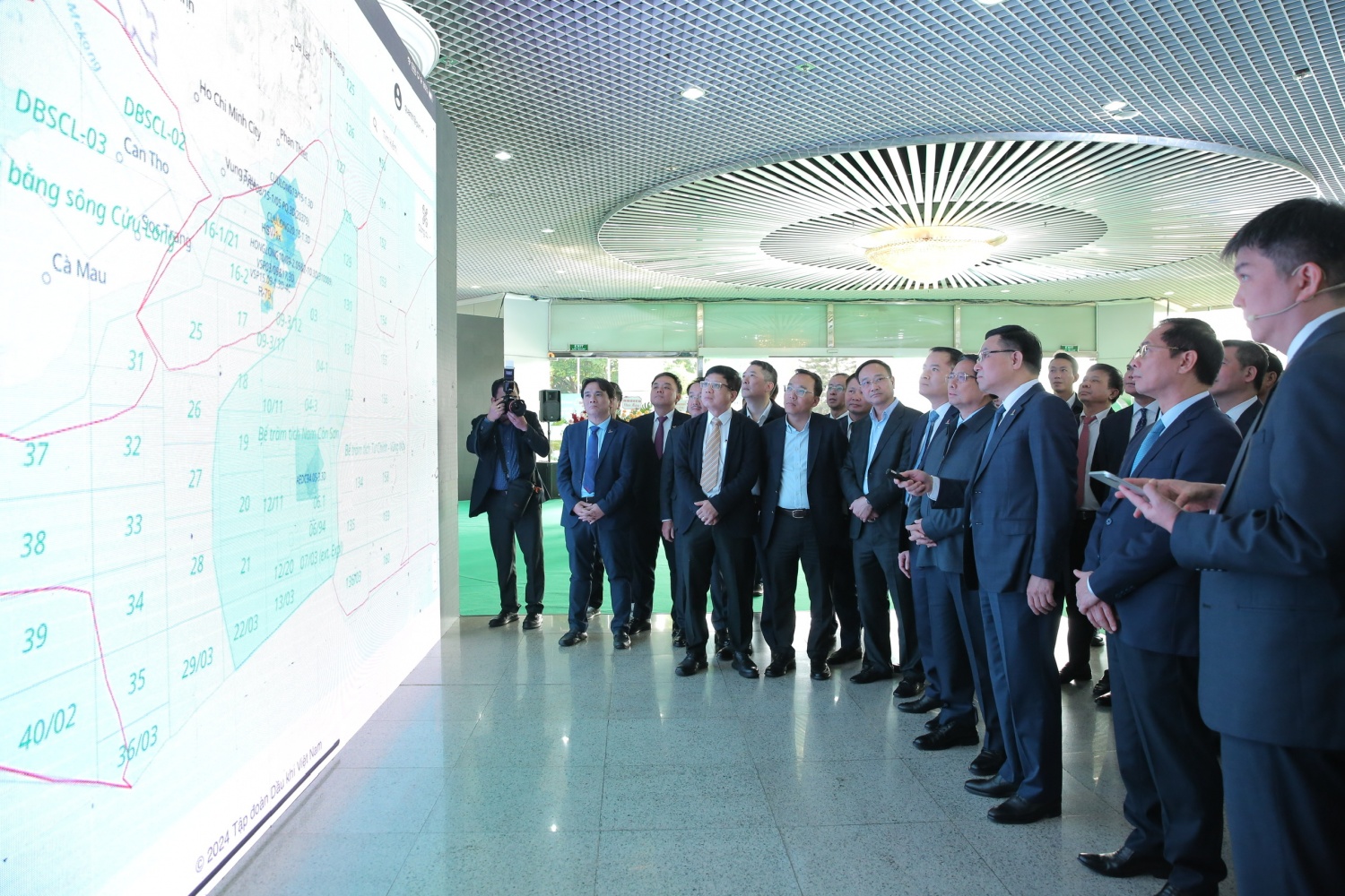 phát triển KHCN, ĐMST, CĐS là đột phá quan trọng hàng đầu; là động lực chính để thúc đẩy tăng trưởng