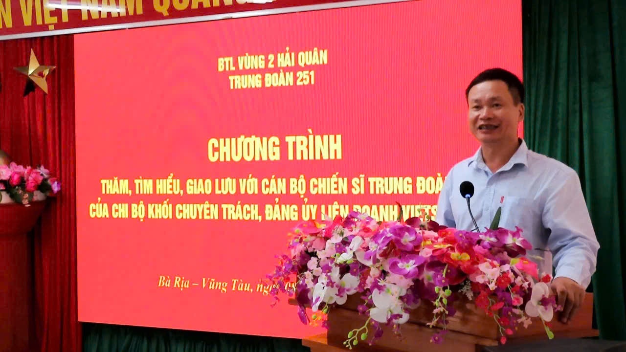 Đồng chí Nguyễn Đăng Khoa- Bí thư chi bộ Khối chuyên trách Vietsovpetro phát biểu 