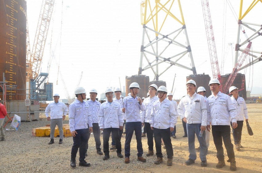 Thứ trưởng Bộ Công Thương Trương Thanh Hoài thăm khu chế tạo chân đế điện gió ngoài khơi PTSC