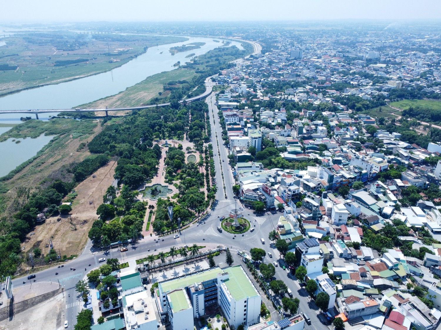 Khu vực bờ kè đoạn công viên Ba Tơ (vòng xoay Hai Bà Trưng, Quang Trung).