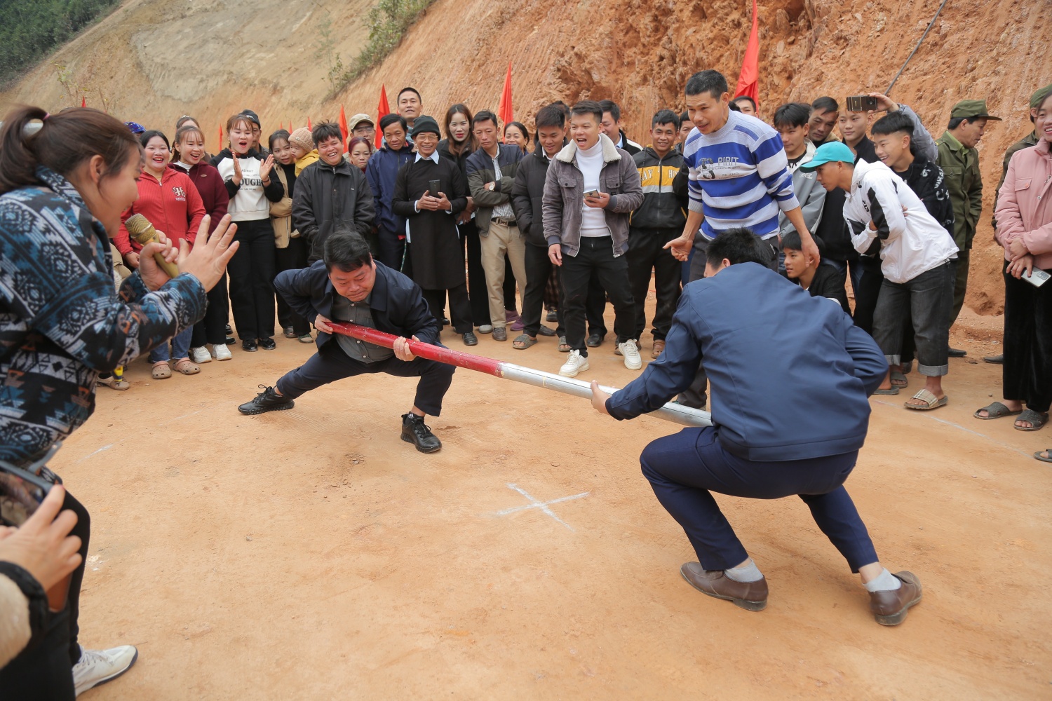 Người dầu khí cùng người dân tham gia những trò chơi dân gian