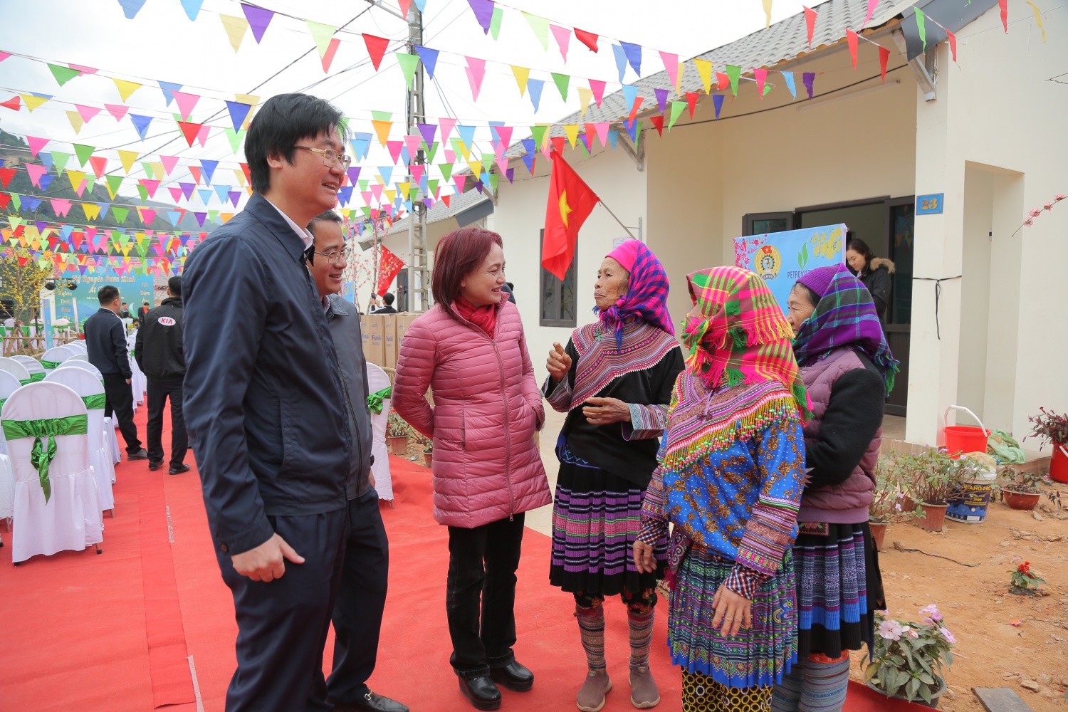 Người dân thôn Kho Vàng cùng người Dầu khí trò chuyện, hỏi thăm về những dự định trong ngày Tết sắp tới