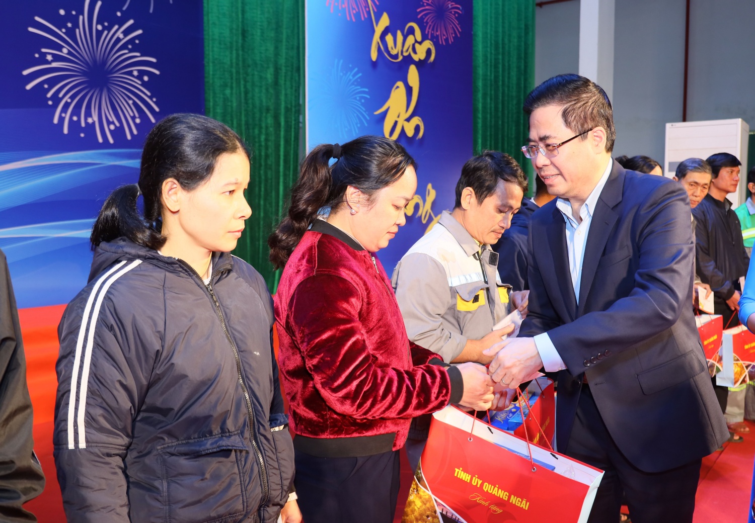 Phó Thủ tướng Thường trực Nguyễn Hòa Bình thăm, tặng quà tết cho NLĐ tỉnh Quảng Ngãi
