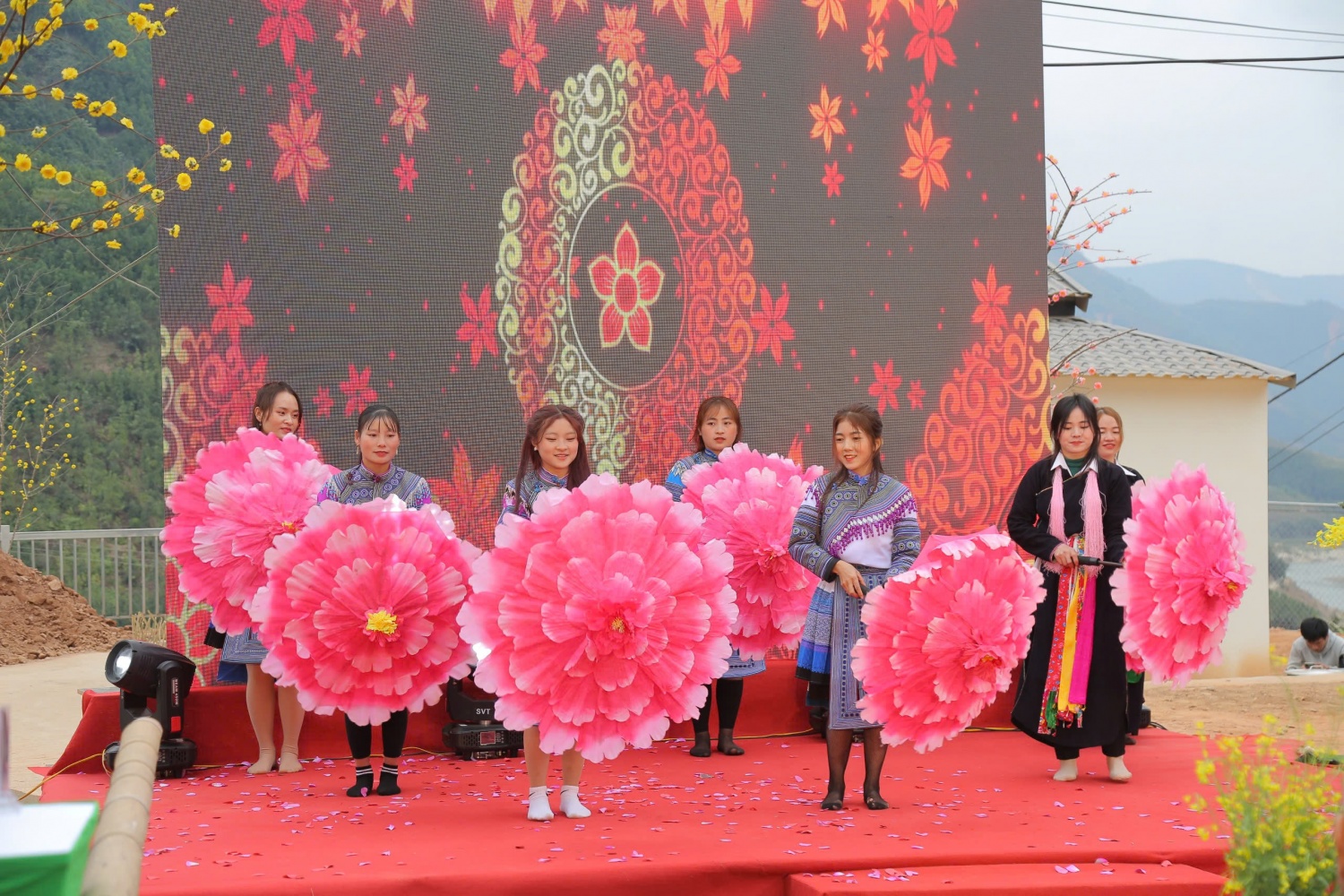 Ấm áp nghĩa tình 