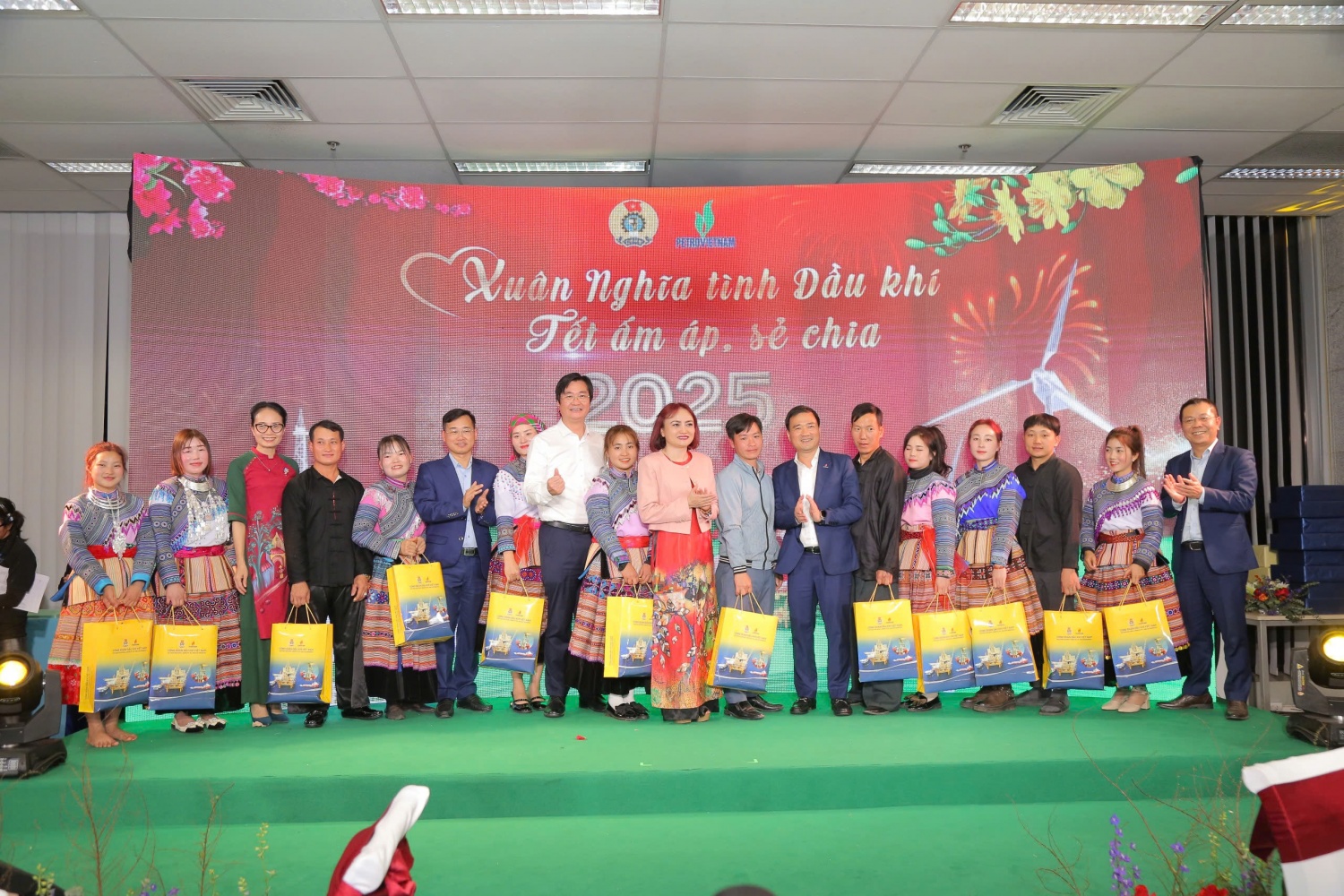 CĐ DKVN trao quà tết cho đại diện bà con thôn Kho Vàng