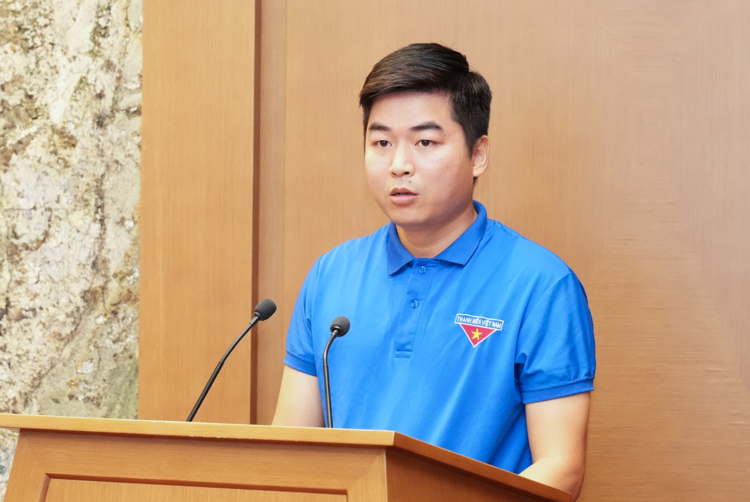 Đồng chí Phạm Hồng Sơn, Bí thư Đoàn Thanh niên Bộ máy QLĐH Tập đoàn báo cáo tại Hội nghị