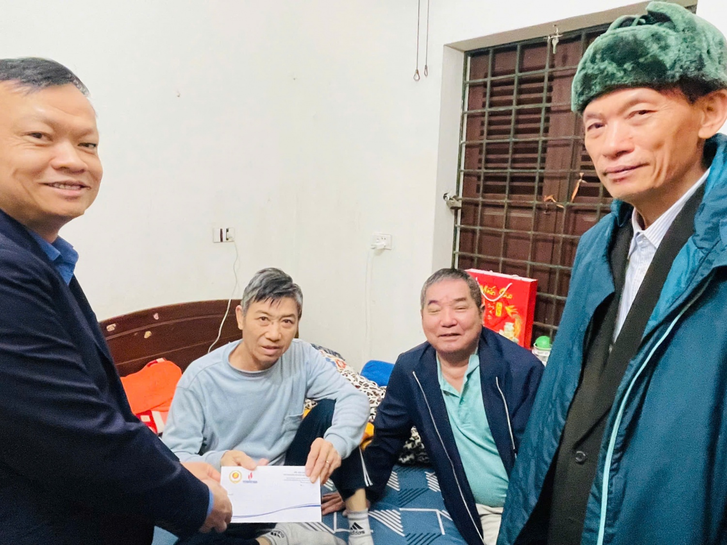 Hội CCB BMQL&ĐH Petrovietnam thăm, tặng quà các hộ gia đình chính sách phường Láng Hạ, Hà Nội