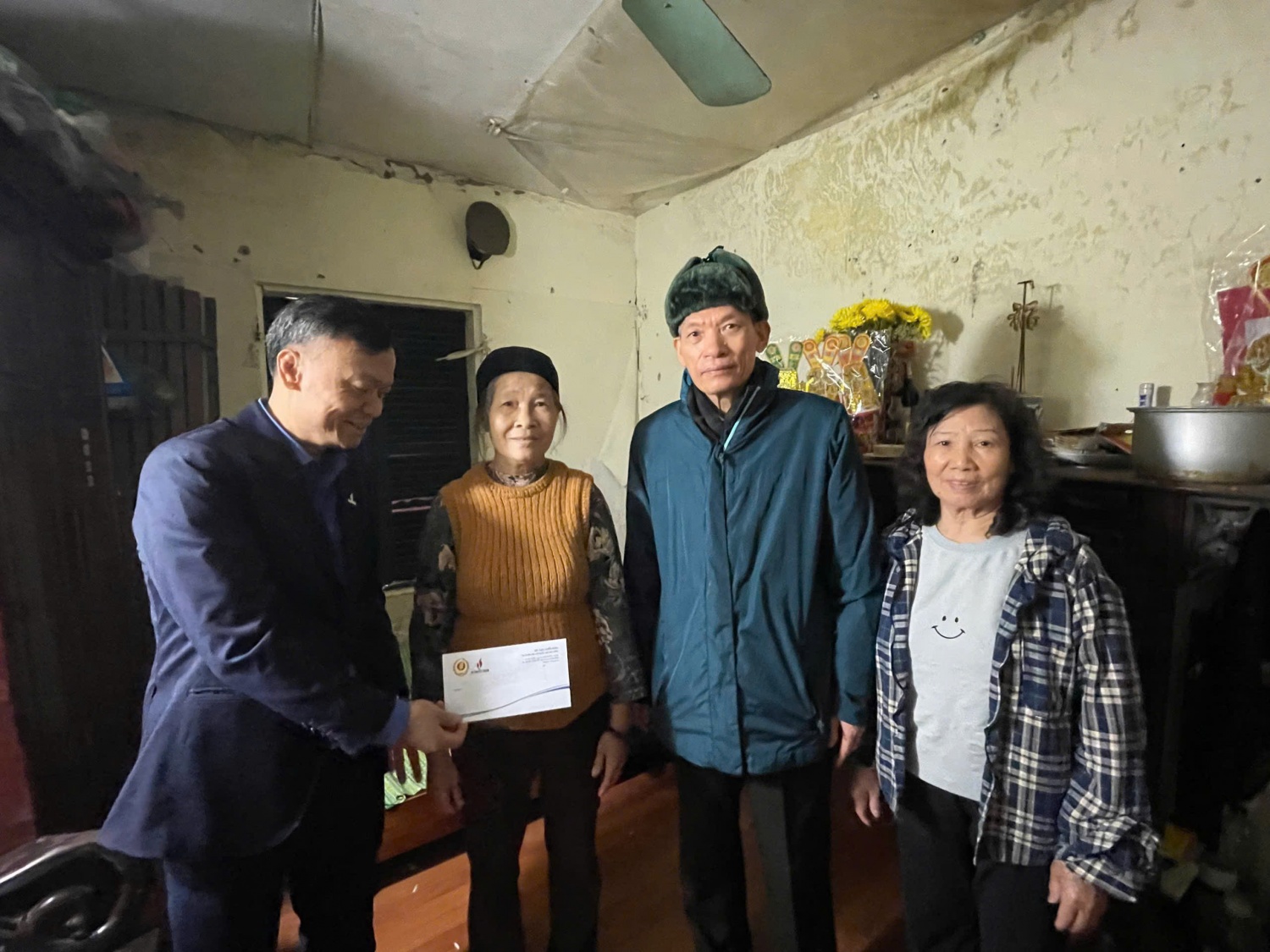 Hội CCB BMQL&ĐH Petrovietnam thăm, tặng quà các hộ gia đình chính sách phường Láng Hạ, Hà Nội