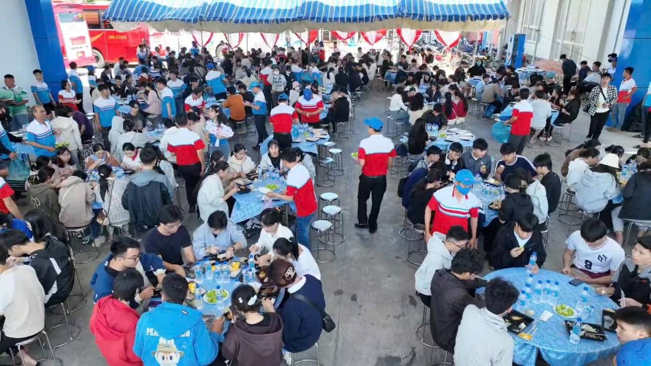 khoảng cách quê nhà được rút ngắn lại, giống như câu khẩu hiệu của chuyến xe đoàn viên này: “cùng PVOIL- đường xa thêm gần”.