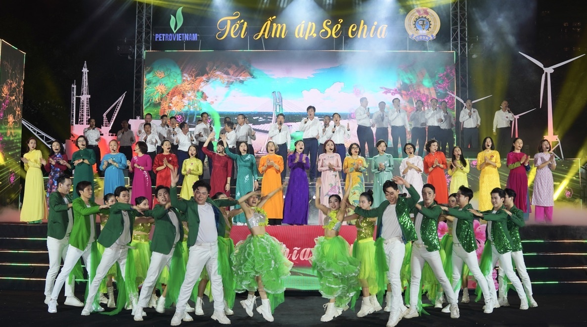 Lãnh đạo CĐ DKVN và các công đoàn cơ sở cùng trình diễn văn nghệ trong chương trình “Xuân nghĩa tình Dầu khí - Tết ấm áp, sẻ chia” năm 2025, khu vực phía Nam.