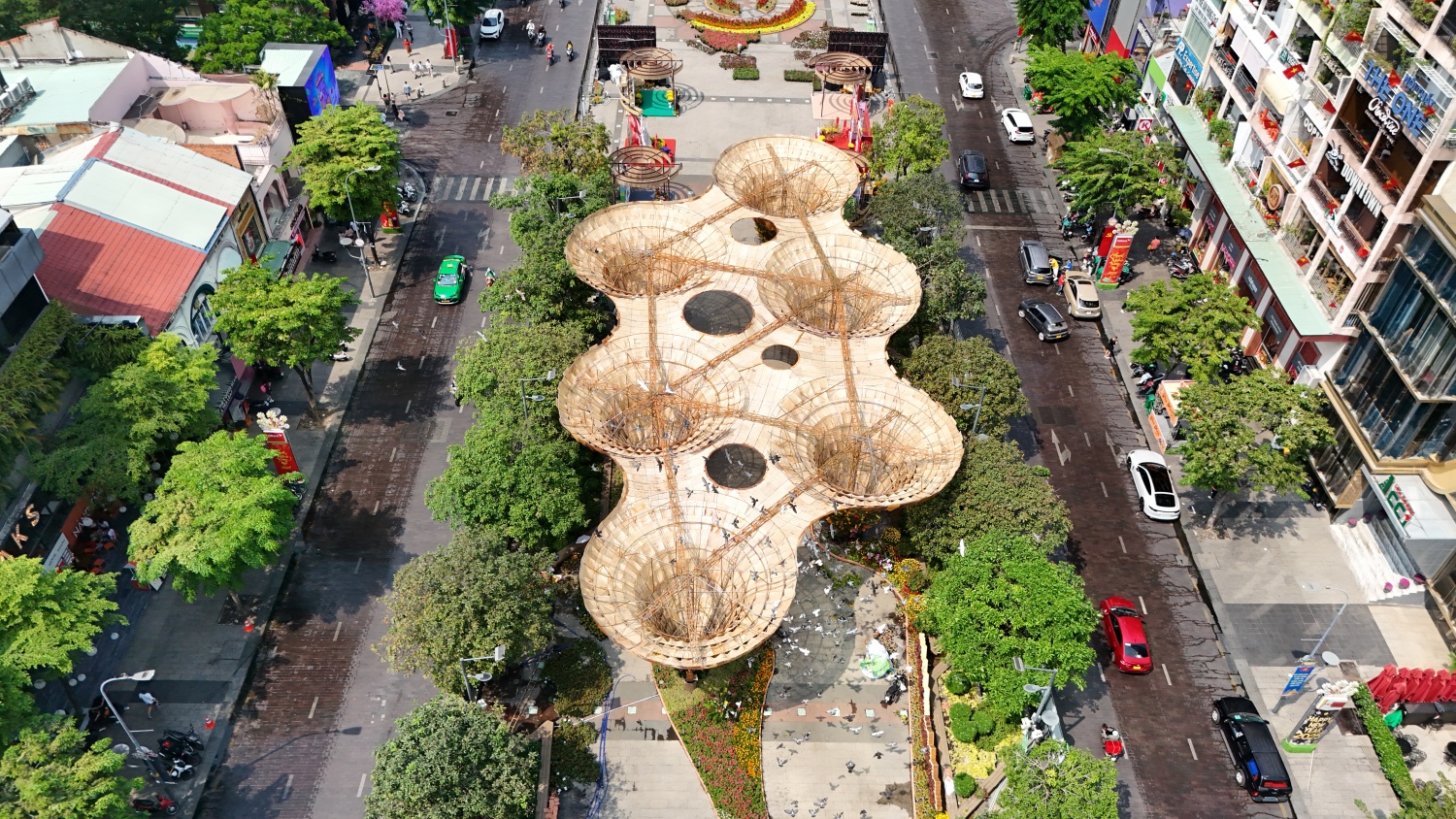 [Chùm ảnh] Diện mạo đường hoa Nguyễn Huệ trước ngày khai mạc